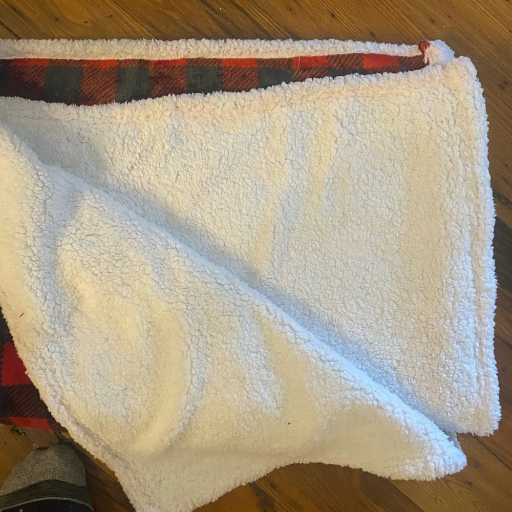 Cozy Red and Black Plaid Holiday Throw Blanket NWOT or package